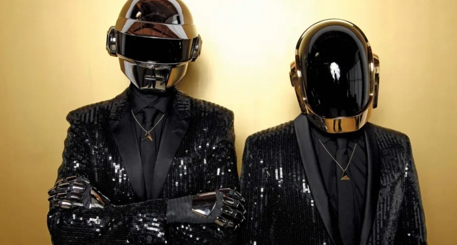 Οι Daft Punk με τα εμβληματικά κράνη τους και αστραφτερά μαύρα κοστούμια.