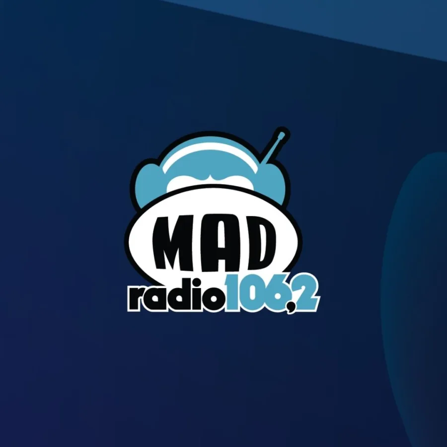 Το λογότυπο του Mad Radio 106.2 σε μπλε φόντο.