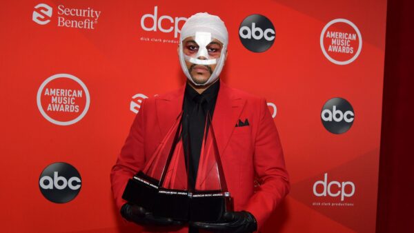 Γιατί ο The Weeknd εμφανίστηκε με επιδέσμους στα American Music Awards 2020;