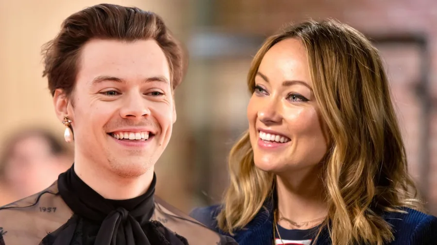 Ο Harry Styles και η Olivia Wilde χαμογελούν δίπλα-δίπλα.