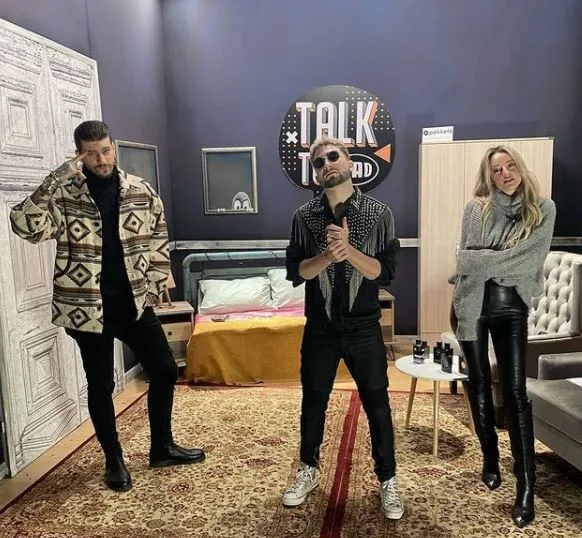 Ο Greg και δύο καλεσμένοι στο πλατό της εκπομπής Talk To Mad.