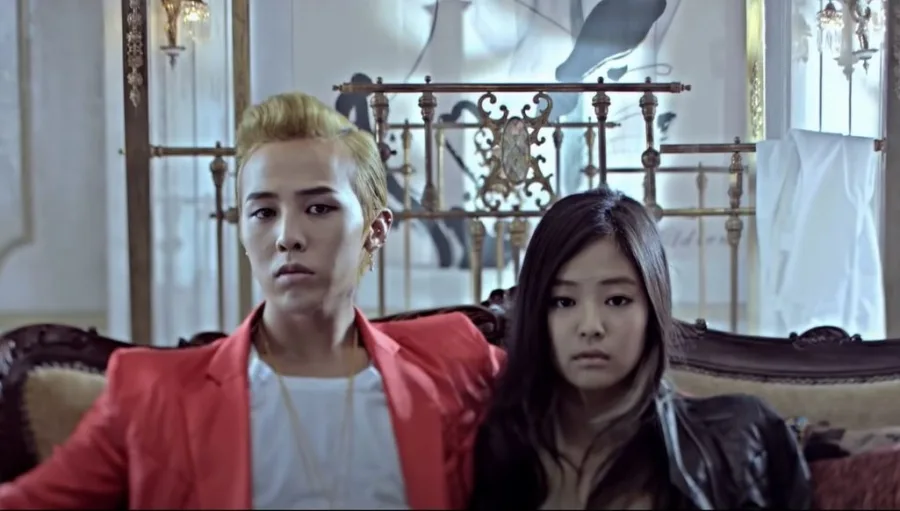 Ο G-Dragon και η Jennie σε σκηνικό από το βίντεο κλιπ That XX.