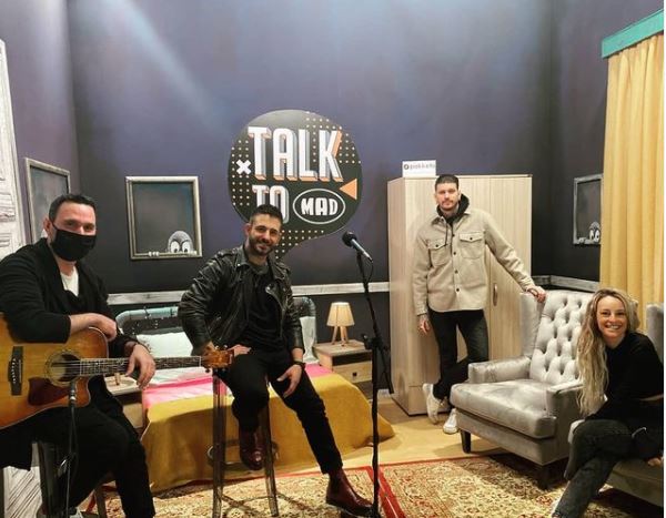 Ο Γιώργος Λιβάνης τραγουδά unplugged το νέο single του «Να είσαι ευτυχισμένη»