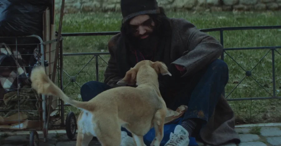 Ο Χρήστος Μάστορας ως άστεγος σε σκηνή από το video clip «Που ‘Ναι Η Αγάπη».