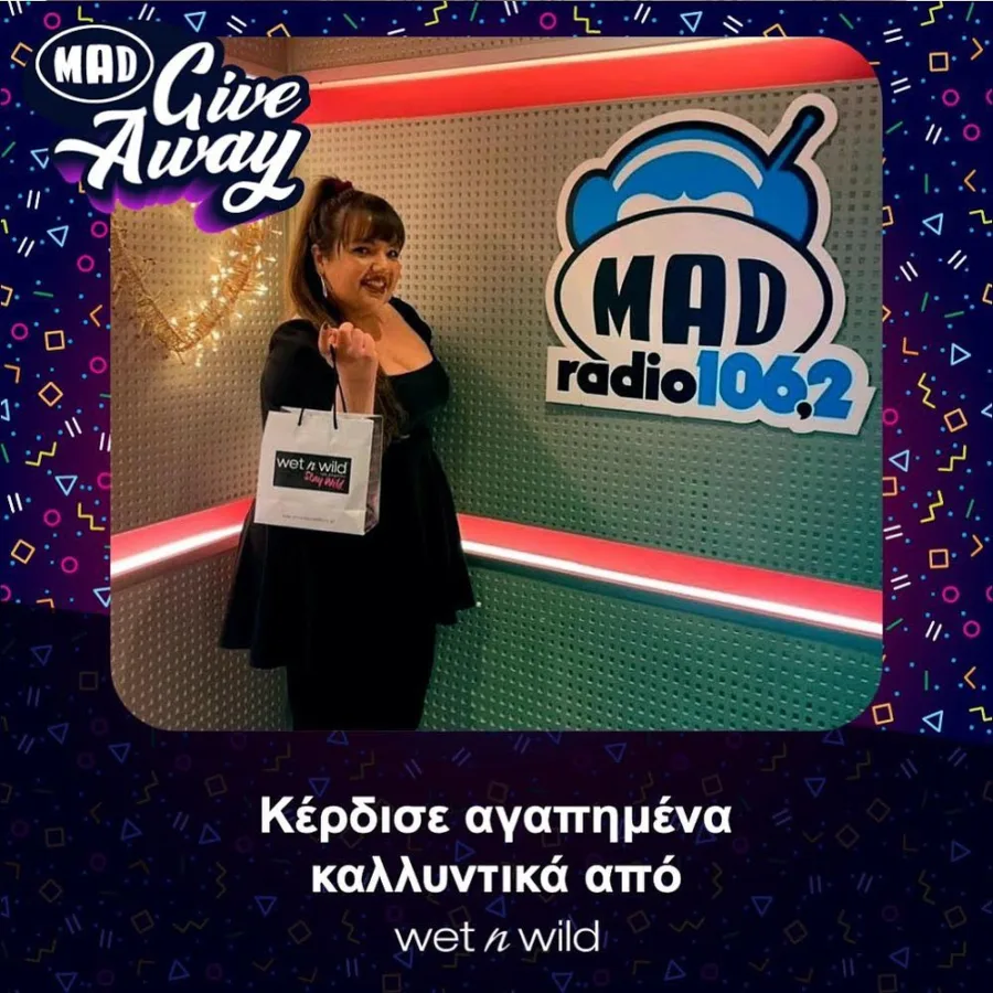 Γυναίκα κρατάει τσάντα Wet n Wild στο στούντιο του Mad Radio 106.2.