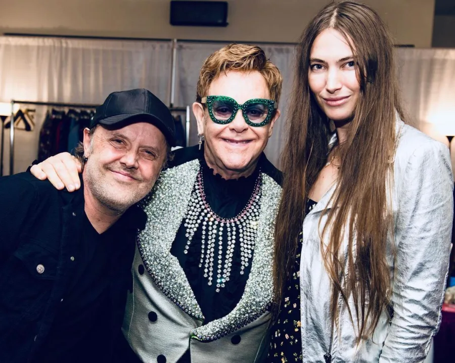 Ο Elton John με τον Lars Ulrich των Metallica και μια γυναίκα.