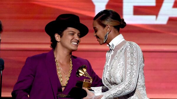 Θυμάστε τη ξεκαρδιστική αντίδραση του Bruno Mars στην απονομή των Grammys 2016;