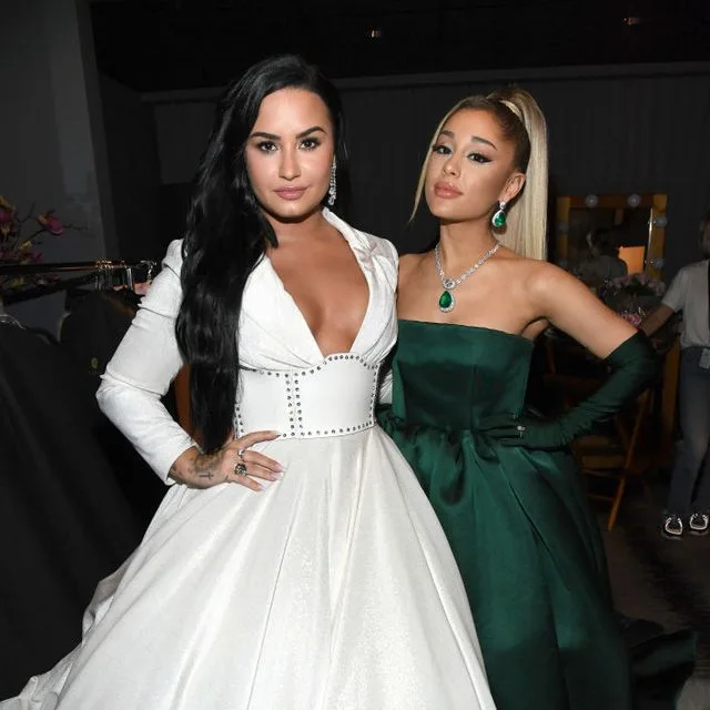 Η Demi Lovato και η Ariana Grande ποζάρουν μαζί σε επίσημη εκδήλωση.