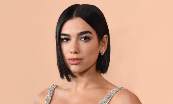 H Dua Lipa δέχτηκε “επίθεση” αγάπης από fans στο Mexico
