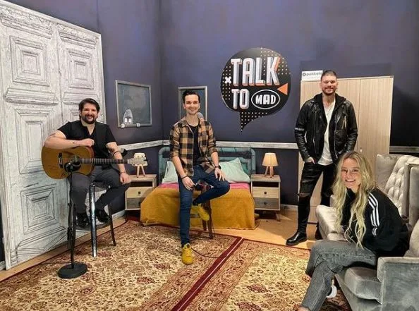 Ο Φώτης Παπαζήσης και τρία ακόμα άτομα στο πλατό της εκπομπής Talk To Mad.