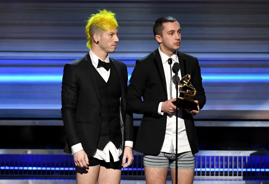 Οι Josh Dun και Tyler Joseph των Twenty One Pilots παραλαμβάνουν βραβείο στα Grammys 2017 χωρίς παντελόνια.