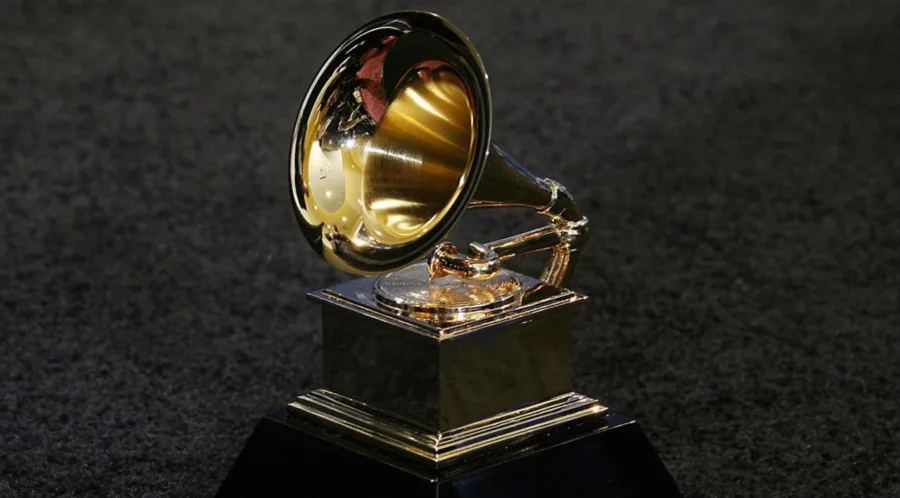 Το χρυσό αγαλματίδιο των βραβείων Grammy σε σχήμα γραμμοφώνου.