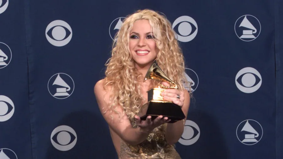 Η Shakira κρατάει το βραβείο Grammy της το 2001.
