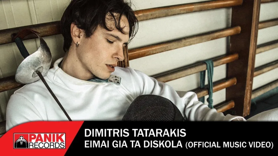 Ο Δημήτρης Ταταράκης με στολή ξιφασκίας σε ξύλινο τοίχο γυμναστηρίου.