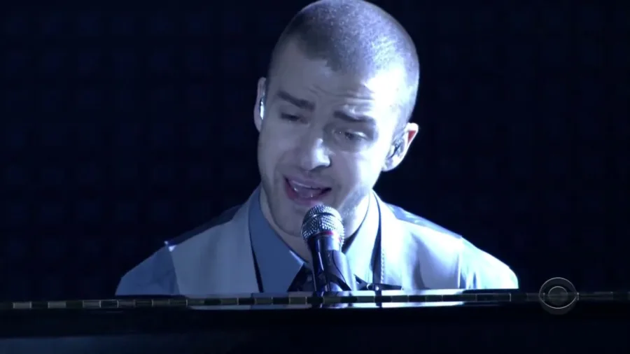 Ο Justin Timberlake τραγουδάει στο πιάνο στα βραβεία GRAMMY.