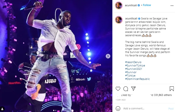 Ο Jason Derulo σε συναυλία με λευκό πουκάμισο και σκισμένο τζιν.