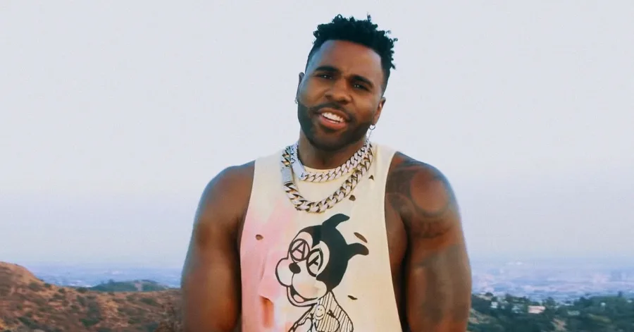 Ο Jason Derulo με αμάνικη μπλούζα και αλυσίδες σε εξωτερικό χώρο