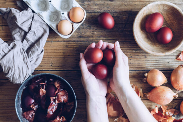 4 tips για αυγά με έντονo χρώμα που όλοι θα ζηλέψουν φέτος το Πάσχα