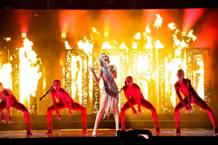 Η Έλενα Τσαγκρινού στη σκηνή της Eurovision 2021 με χορεύτριες.