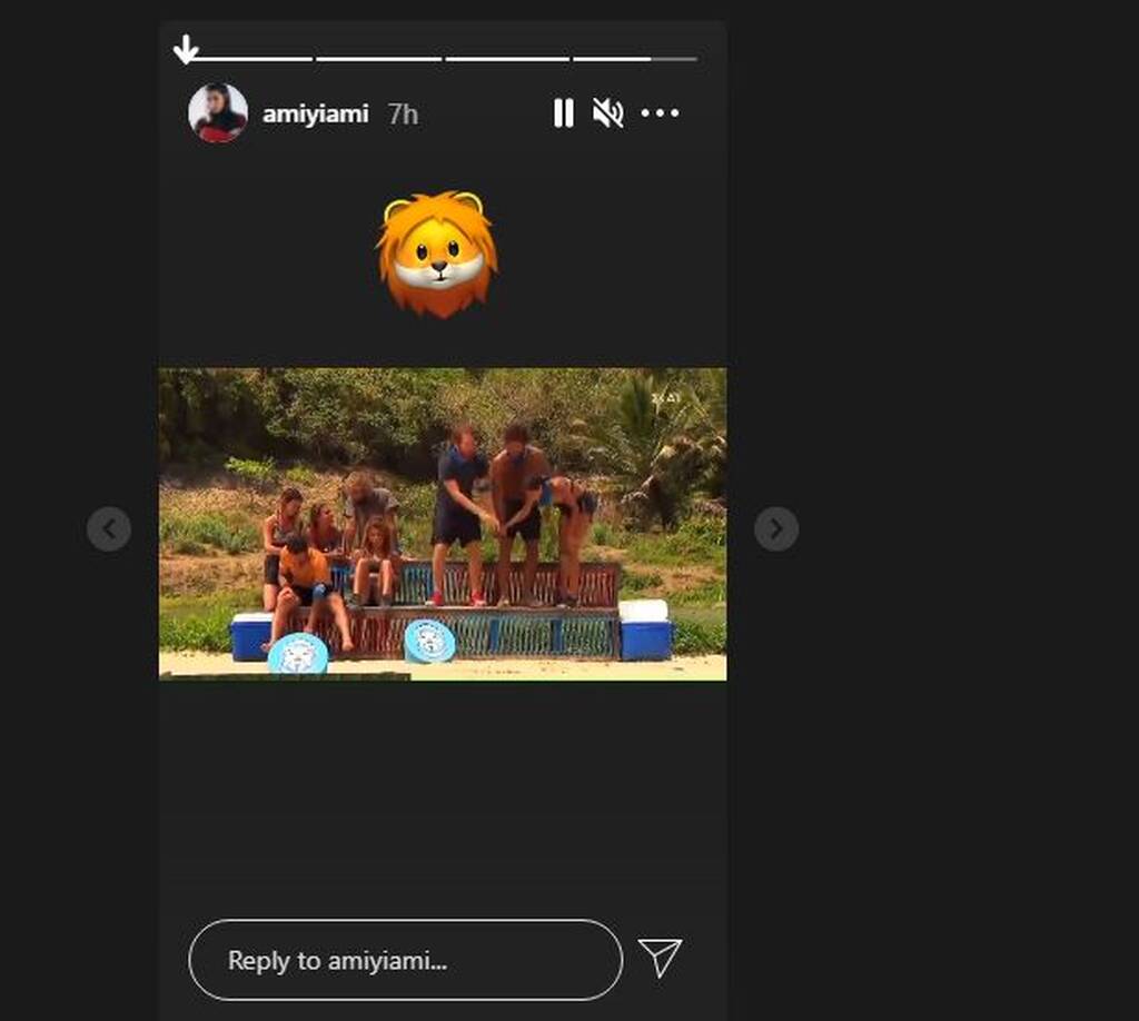 Στιγμιότυπο από το SurvivorGR με παίκτες σε πάγκο και emoji λιοντάρι.