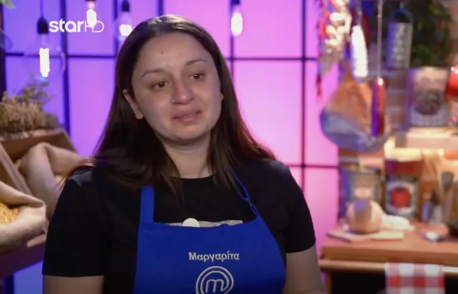 Η Μαργαρίτα από το MasterChef με μπλε ποδιά σε συγκινησιακή φόρτιση.