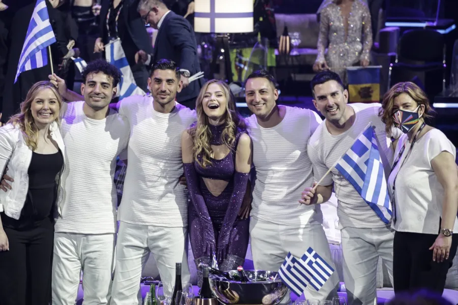 Η Στεφανία Λυμπερακάκη με την ελληνική αποστολή στη Eurovision.