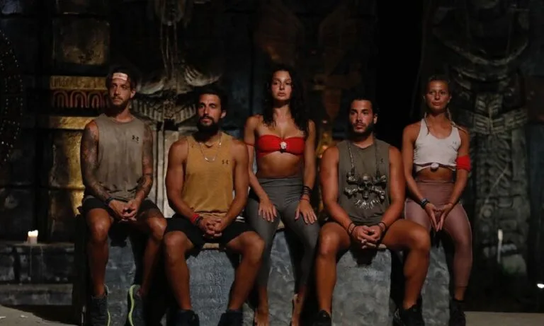 Πέντε παίκτες του Survivor κάθονται σε πέτρινα καθίσματα κατά τη διάρκεια του Συμβουλίου του Νησιού.