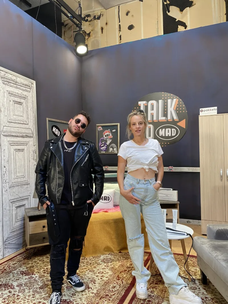 Ο dPans και μια παρουσιάστρια στο πλατό της εκπομπής Talk To Mad.
