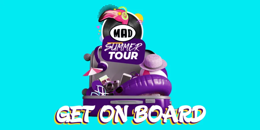 Γραφικό Mad Summer Tour: Get On Board με βαλίτσα γεμάτη καλοκαιρινά αξεσουάρ.