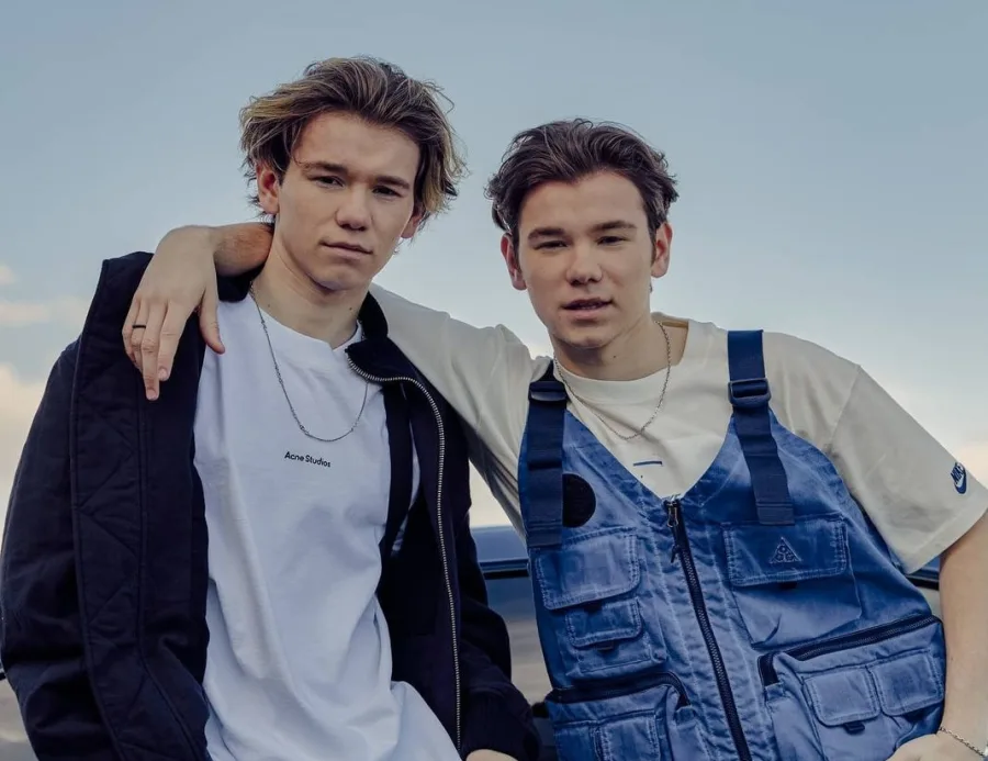 Οι Marcus & Martinus ποζάρουν μαζί σε εξωτερικό χώρο.