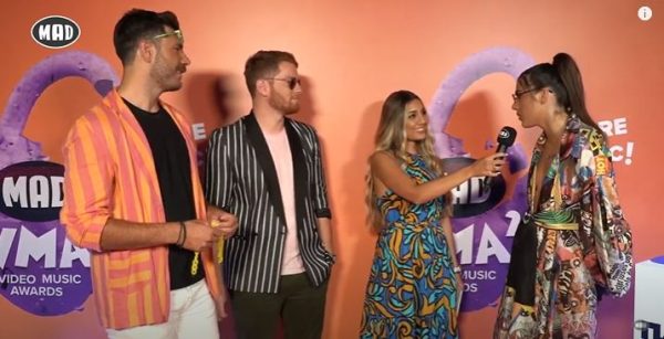 Mad VMA21 από τη ΔΕΗ: Τι στοίχημα έβαλαν Ami Yiami, James και Νίκος με τον Τριαντάφυλλο;