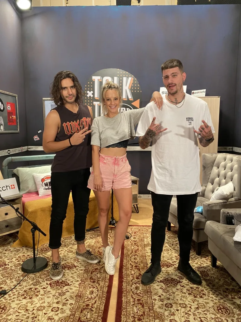 Ο Άρις Πετράκης, η Ilenia Williams και ο Steve Milatos στο πλατό του Talk To Mad.