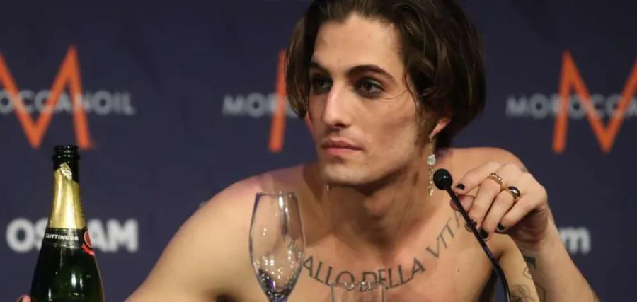 Ο νικητής της Eurovision ποζάρει μόνο με το εσώρουχό του!