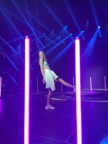 Η Demy σε σκηνή με μπλε και μωβ φωτισμούς για τα Mad VMA 2021.