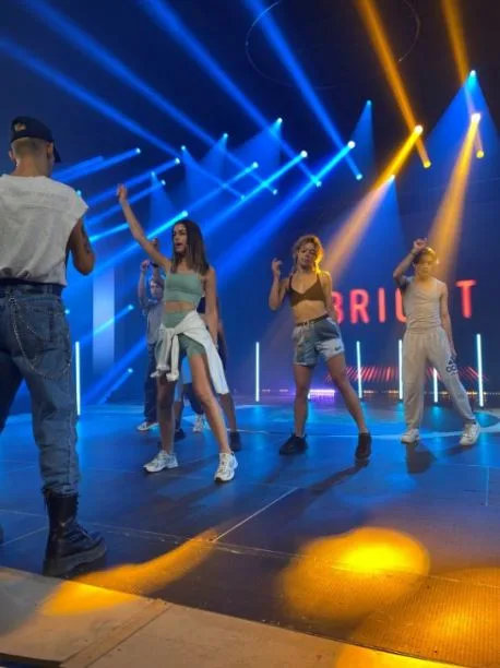 Η Demy στη σκηνή των Mad VMA 2021 με χορευτές.
