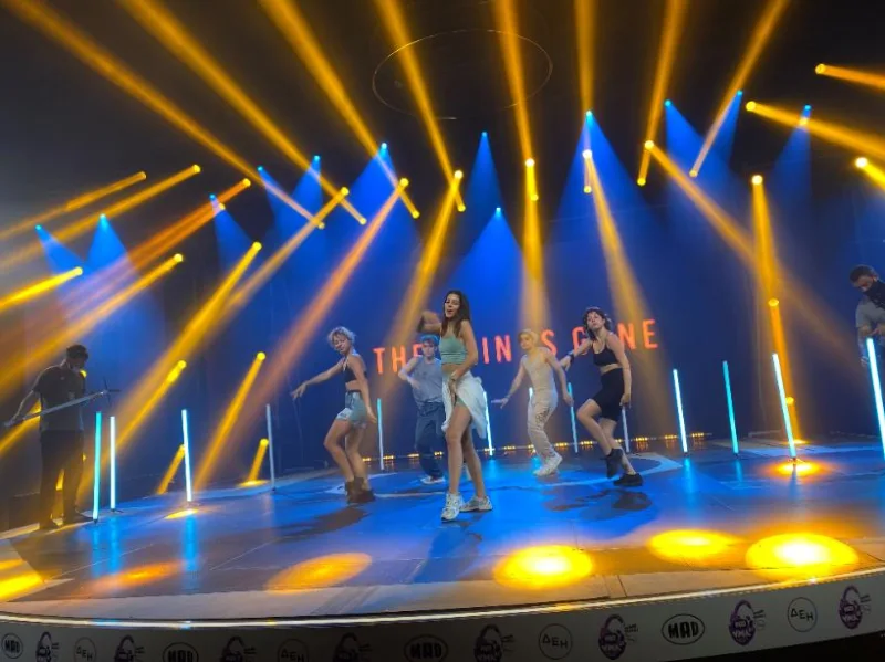 Η Demy σε πρόβες για τα Mad VMA 2021 στη σκηνή με χορευτές.