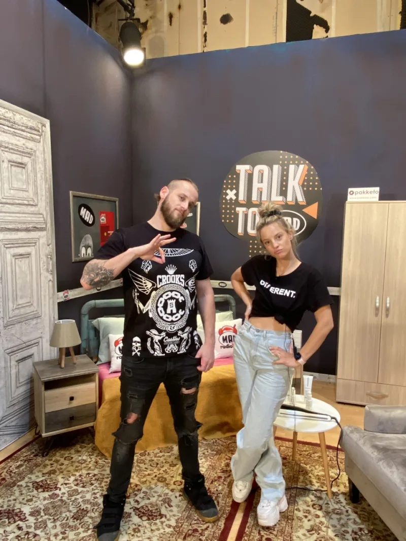 Ο Duke και η Ilenia Williams στο πλατό της εκπομπής Talk To Mad.