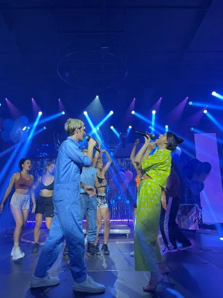 Η Katerine Duska και ο Leon of Athens στη σκηνή των Mad VMA 2021.