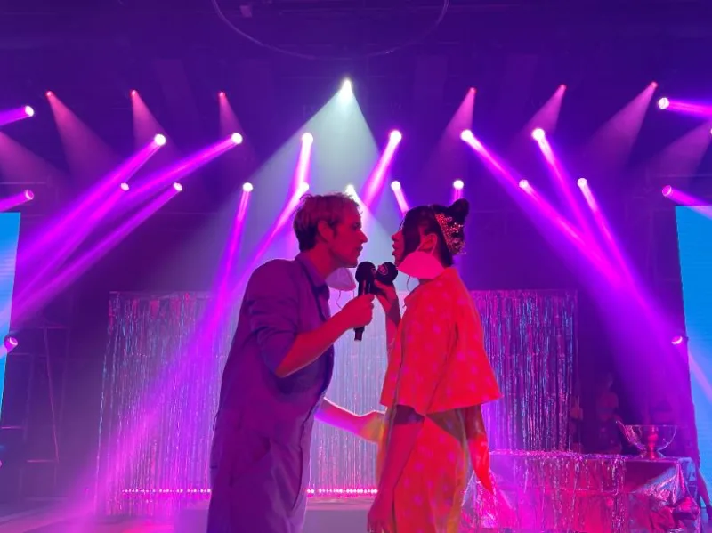 Ο Leon of Athens και η Katerine Duska στη σκηνή των Mad VMA 2021.