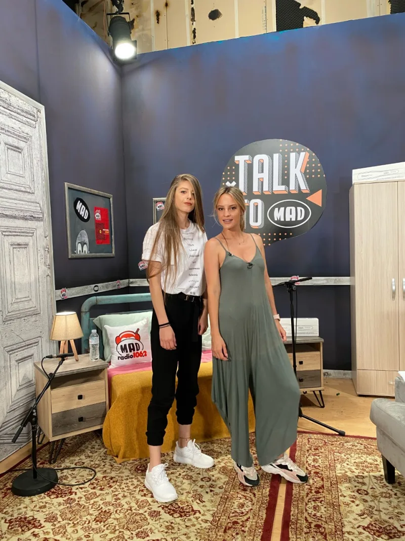 Η Ελευθερία Παπαμιχαήλ και η Ilenia Williams στο πλατό της εκπομπής Talk To Mad.