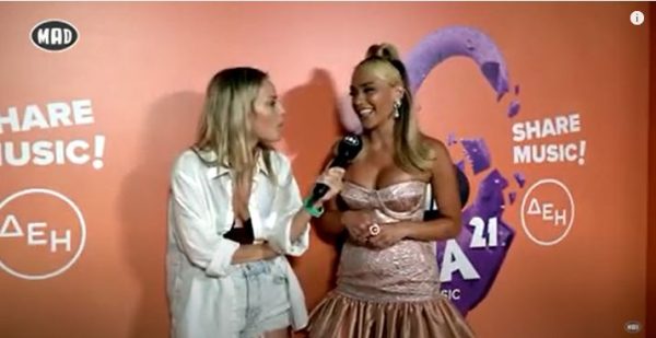Mad VMA21 από τη ΔΕΗ: H Konnie Μεταξά αναλαμβάνει το backstage και μας τρελαίνει!