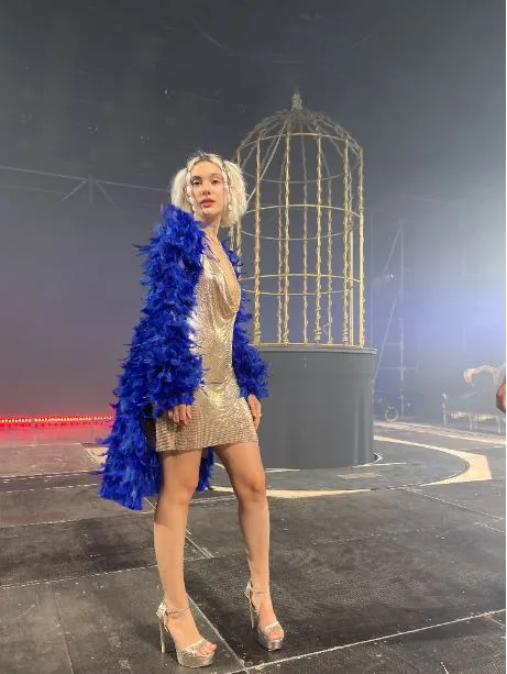 Η Joanne με χρυσό φόρεμα και μπλε φτερά στα Mad VMA 2021.