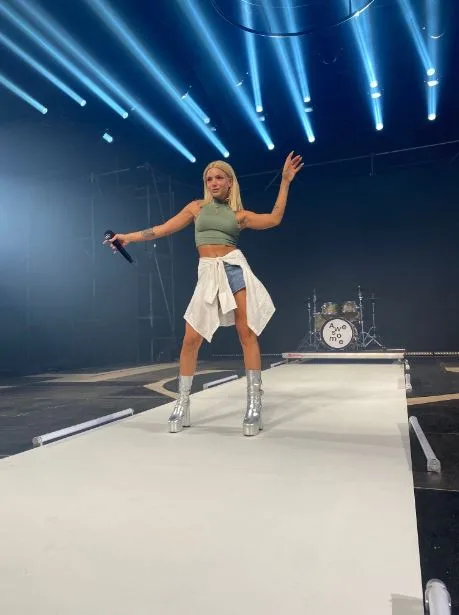 Η Josephine σε πρόβα στη σκηνή των Mad VMA 2021.