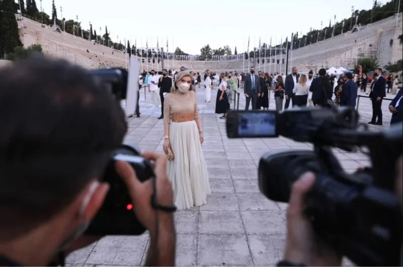 Γυναίκα με μακριά φούστα και μάσκα προστασίας στο Καλλιμάρμαρο για το show Dior Celebrates Greece.