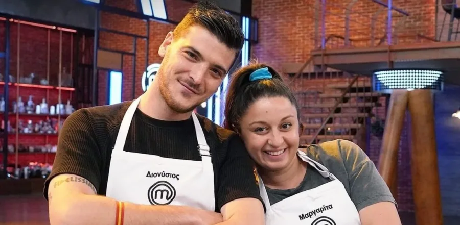 Ο Διονύσης και η Μαργαρίτα από το MasterChef 5 ποζάρουν χαμογελαστοί στην κουζίνα του διαγωνισμού.