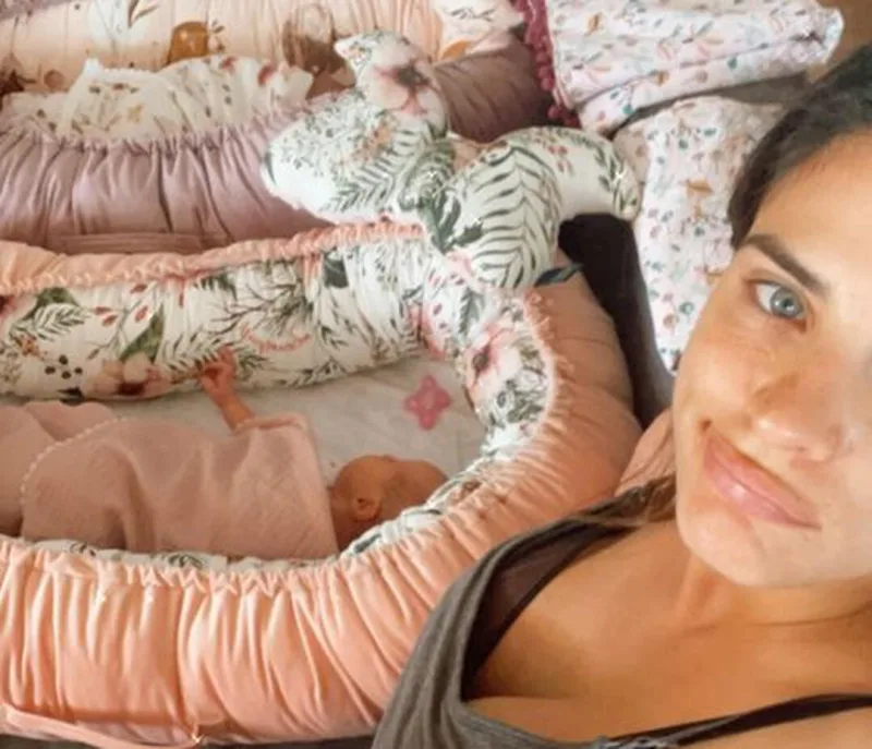 Η Χριστίνα Μπόμπα σε selfie με τα δίδυμα μωρά της.