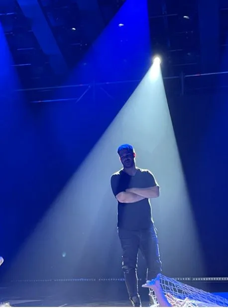 Ο Γιώργος Σαμπάνης στη σκηνή των Mad VMA 2021.