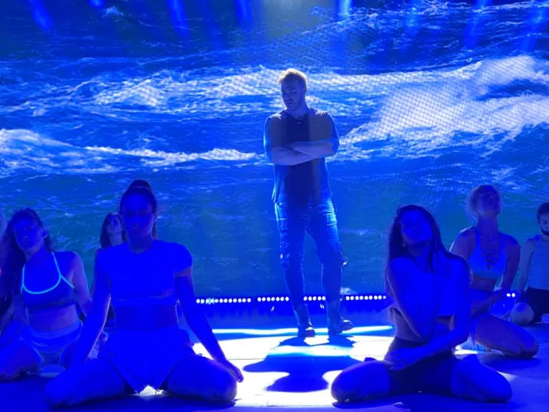 Ο Γιώργος Σαμπάνης στη σκηνή των Mad VMA 2021 με χορεύτριες.