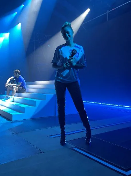 Η Stefania και ο Πέτρος Ιακωβίδης στη σκηνή των Mad VMA 2021.