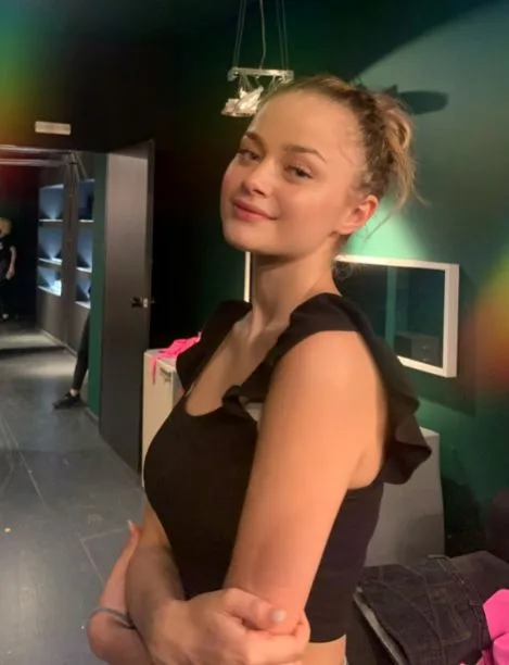 Η Stefania σε εσωτερικό χώρο με μαύρο τοπ.